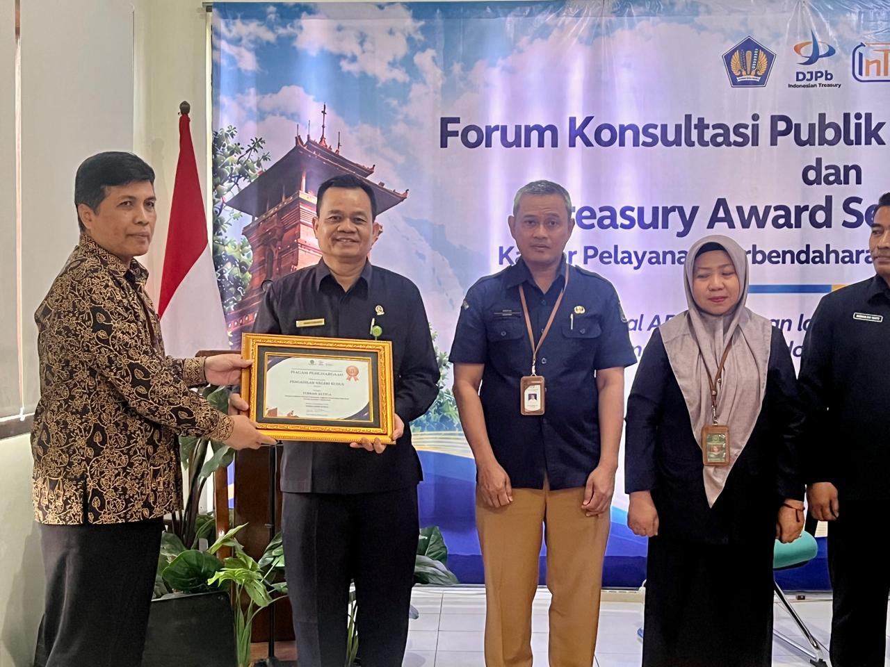 Pengadilan Negeri Kudus mendapatkan penghargaan dari KPPN Kudus